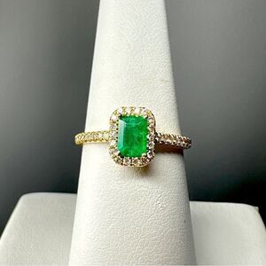 NWT .49ct Colombian emerald w/ halo of diamonds all set in 14k yellow gold ring!